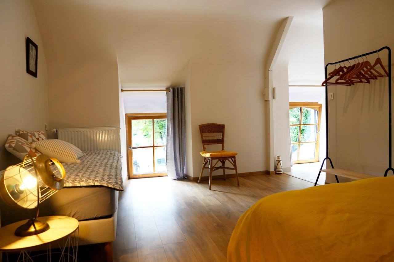 Des Feuilles Et Des Hiboux Hotell Plescop Exteriör bild