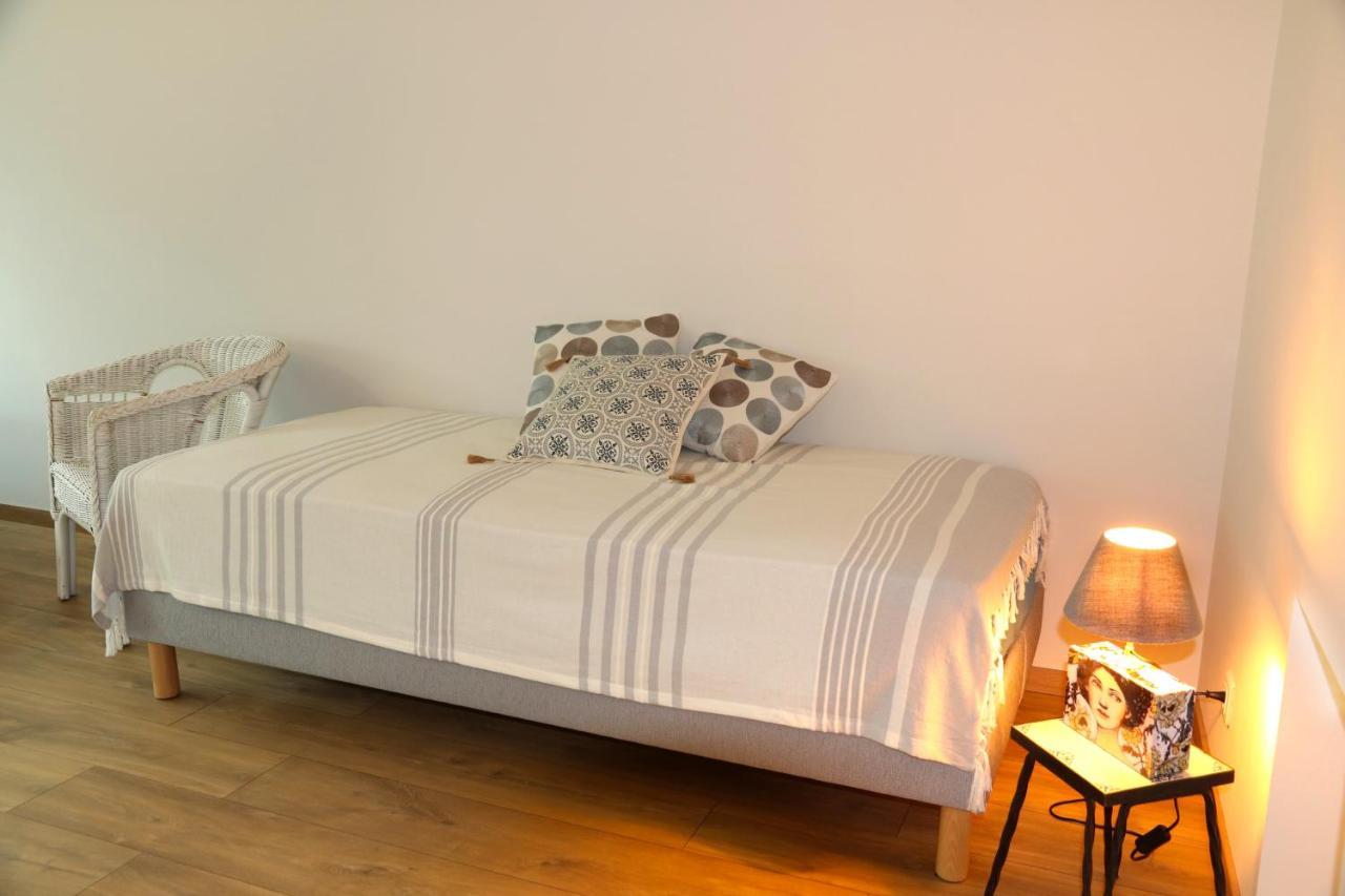 Des Feuilles Et Des Hiboux Hotell Plescop Exteriör bild