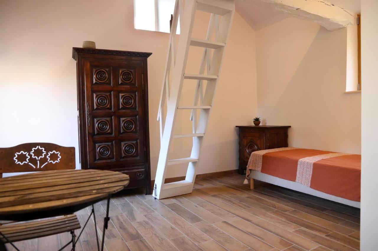 Des Feuilles Et Des Hiboux Hotell Plescop Exteriör bild